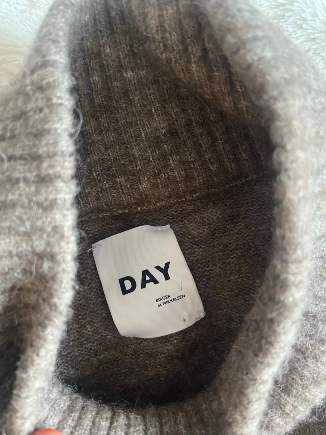 Beige stickad polotröja DAY  - 2