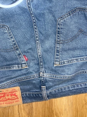Levi's blå raka jeans - Klassiska blå Levi's jeans i rak modell W30 L32.