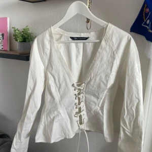 Vit snörad topp från Zara - Köpte den på Vinted men den är tyvärr för stor för mig. Säljs inte längre 