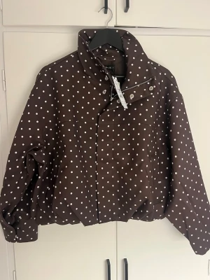 Prickig jacka  - Brun prickig jacka från Gina tricot storlek S ny