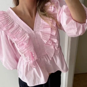 Rosa volang blus  - Otroligt vacker rosa volang blus från YAS. Strl S, har några små fläckar vid volangen men det syns knappt när man bär den! Även lite sliten baktill men de går nog enkelt att klippa bort😍Nypris 849kr