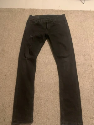 George Dondup jeans - Svarta George Dondup jeans. Made in Italy! Endast 500kr!!