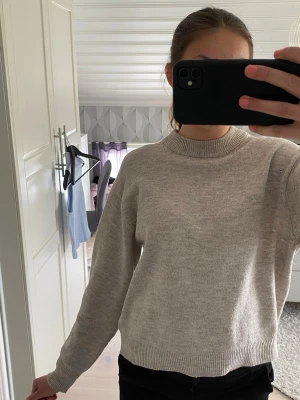 Beige stickad tröja med rund hals - Beige stickad tröja från H&M. Storlek XS, den är ganska använd och har ett litet hål på framsidan, se sista bilden!💕
