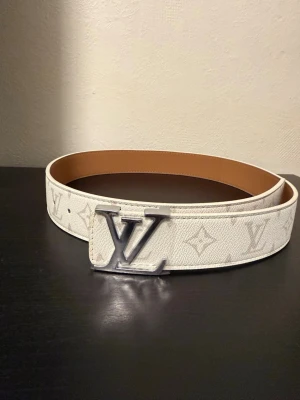 Vitt bälte  - Snyggt vitt bälte . Bältet har en stilren design och är gjort i skinn med beige insida. Perfekt accessoar för att lyfta din outfit.