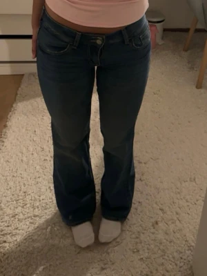 Lågmidjade jeans med mönster  - Lågmidjade jeans med fina fickor och mönster, använda bara ett fåtal gånger. Välj instabox som frakt 