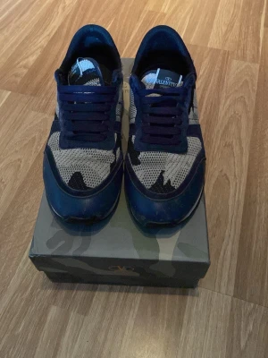 Blå camo sneakers från Valentino - Hej, säljer dessa valentino rockrunners då jag ej använder de längre. Använda ganska mycket och med tanke på de så säljer jag dom för ett väldigt bra pris