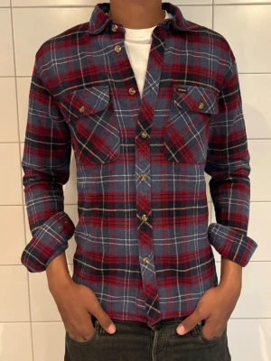 Flanell skjorta  - Hallå! Säljer denna otroligt stiliga flanell skjorta perfekt nu till sommaren! Modellen är ca 189 cm lång, skriv gärna vid intresse eller funderingar! 