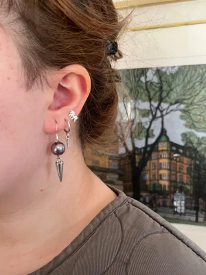 Maria nillsdotter liknade örhänge. Lila örhängen med nitar handgjorda  - Jag skapar dessa örhängen av noggrant utvalda pärlhalsband från secondhand – ett medvetet val för att ge vackra material ett nytt liv. Alla örhängen är handgjorda och säljs i par 💖🫶🏻⚜️