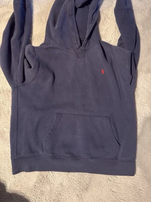 Mörkblå hoodie från Polo Ralph Lauren - Storlek S perfekt till 160-165 cm 