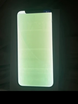 iphone 12  - iphone 12 display i sönder därav jag säljer det billigt 