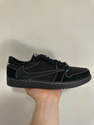 Nike Air Jordan 1 Low Travis Scott Black Phantom – EU 43 - Säljer mina Air Jordan 1 Low Travis Scott “Black Phantom” i storlek 43. Skorna är använda ett fåtal gånger och är i mycket fint skick.  Storlek: EU 43  Skick: 8.5–9/10 (använda 2ggr)  Inga större creases eller slitage  Originalbox + extra snören medföljer   Köpta i butik, kvitto finns  En av de mest eftertraktade Travis Scott-modellerna – svarta, stilrena och passar till allt.  Pris: 5000kr (kan diskuteras vid snabb affär)  