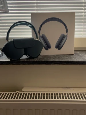 AirPods Max - Riktigt bra AirPods Max (2025 modell) som är i mycket bra skick och använda endast 2 gånger. Hörlurarna har ingen skada utseendemässigt eller på insidan. Pris kan diskuteras vid snabb affär.
