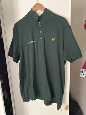  pikétröjer från Lyle & Scott - pikétröjer från Lyle & Scott med klassisk krage, korta ärmar och knappslå framtill. Tröjan har den ikoniska gula loggan broderad på bröstet och är tillverkad i ekologisk bomull. Perfekt för en avslappnad och stilren look.
