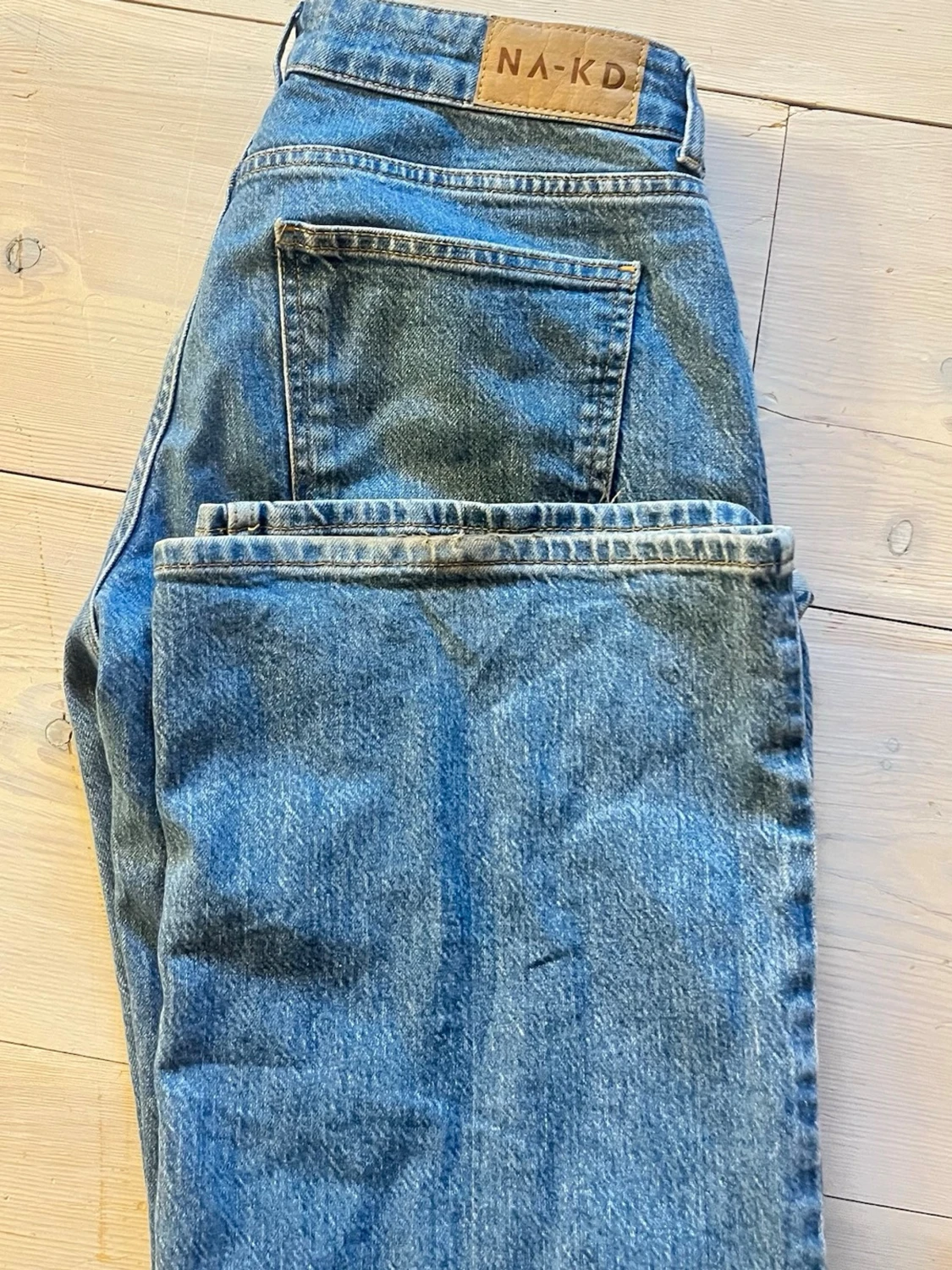 Blå raka jeans från NA-KD - 2