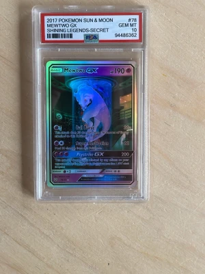 Mewtwo GX Pokémonkort PSA 10 - qr koden funkar.Säljer ett grymt Mewtwo GX-kort från Shining Legends Secret, Sun & Moon-serien. Kortet är holografiskt och graderat PSA 10 GEM MT, vilket gör det extra samlarvänligt. Kortet är inneslutet i en hård plastkapsel för skydd och autenticitet.