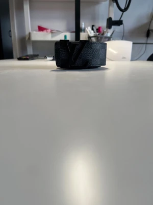 Svart bälte – helt nytt - Säljer ett svart bälte med monogram. Helt nytt och oanvänt, kommer med tags och påse. Clean och enkel stil som passar till allt.  Skick: Nytt Färg: Svart Tillbehör: Tags + påse ingår Pris: 300 kr  svart bälte, monogram bälte, svart skärp, streetwear bälte, fashion bälte, unisex bälte, nytt bälte