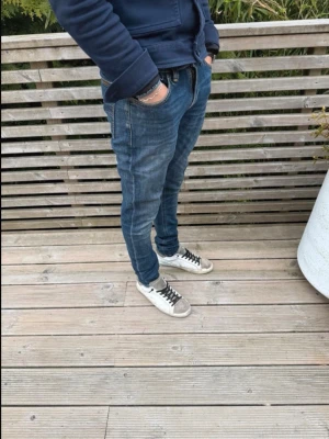 Nudie jeans blåa  - Säljer ett par blå slim fit jeans från Nudie. Storlek 27/32, modell tight terry. Mycket fint skick, modellen är 168 cm lång 