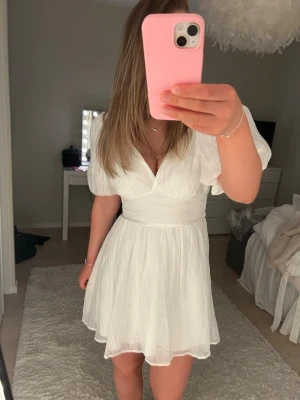 vit klänning - så så fin klänning med rosett o öppen rygg❤️ perfekt till student o sommaren ! 