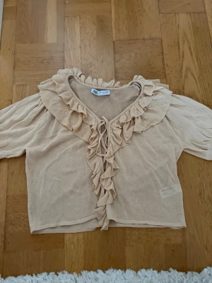 Beige volangblus från Zara - Supersöt beige blus från Zara med volangdetaljer längs ringningen och framtill. Storlek S aldrig använd🌸