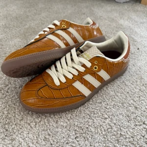 Adidas x wales bonner - Säljer dessa feta adias x wales bonner  ”crocs” , skorna är i storlek 44 och nyskick, tveka inte å höra av er