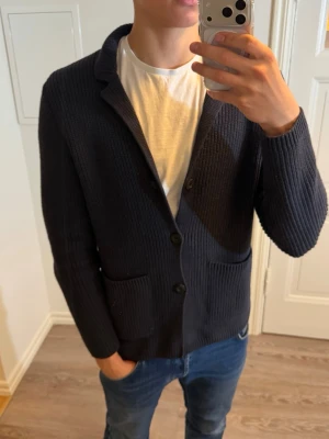 Marc O’polo cardigan  - Tja! Säljer en as det Marc o polo cardigan! | Skick 9,5/10 jättebra! | Storlek M | Nypris 2799kr | Mitt pris 899kr! | Hör av dig vid funderingar eller frågor ! 