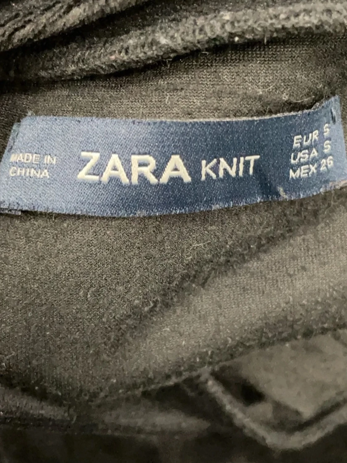 Svart polotopp med cut out-detaljer - 2
