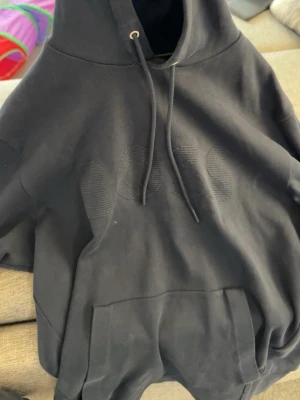Svart hoodie från BOSS med logga - Storlek M men passar som S