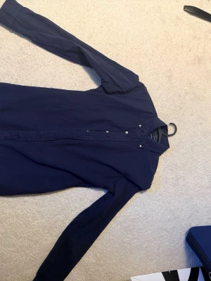 Ralph Lauren skjorta marinblå - Bra skick, märke syns ej på bild därav det också är blått, storlek s