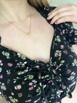 Croptop - Inte min stil längre tyvärr. Toppen har använts många gånger och tycker den känns lite urtvättad 🌸