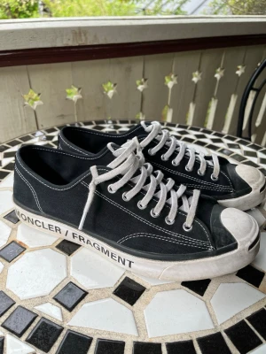 Moncler Fragment x Converse sneakers - Converse Fragment Design x Moncler x Jack Purcell 'Black  Super snygga skor Inspirerade av klassiska Converse/Jack Purcell-stilen, perfekta till sommaren för att se riktigt fräsch ut!  Sällsynta i denna storlek.  Storlek 43 nypris ca 900$ om man får tag på de!  Hör gärna av er om ni har några frågor!  Obs, har ej box eller kvitto kvar. Men självklart är de autentiska.