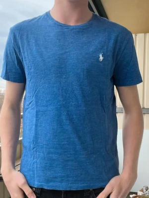 Ralph Lauren T-shirt - Snygg blå T-shirt från Ralph Lauren i mycket bra skick. Storlek M, Nypris~1000kr