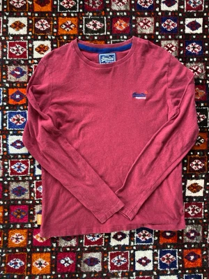 Vintage Superdry tröja  - Säljer en otroligt snygg och fet vintage Superdry tröja som är i super skick! Storleken är L men passar M! Hör av dig vid frågor eller funderingar!