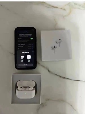 Apple AirPods Pro 2 - Säljer ett par vita Apple AirPods Pro med trådlöst laddningsetui. Hörlurarna har silikonproppar och man får extra oxå.  Bevis att den är äkta på sista bilden (hade insurance på dem men de tog slut i december) batteriet är utmärkt 0 problem.