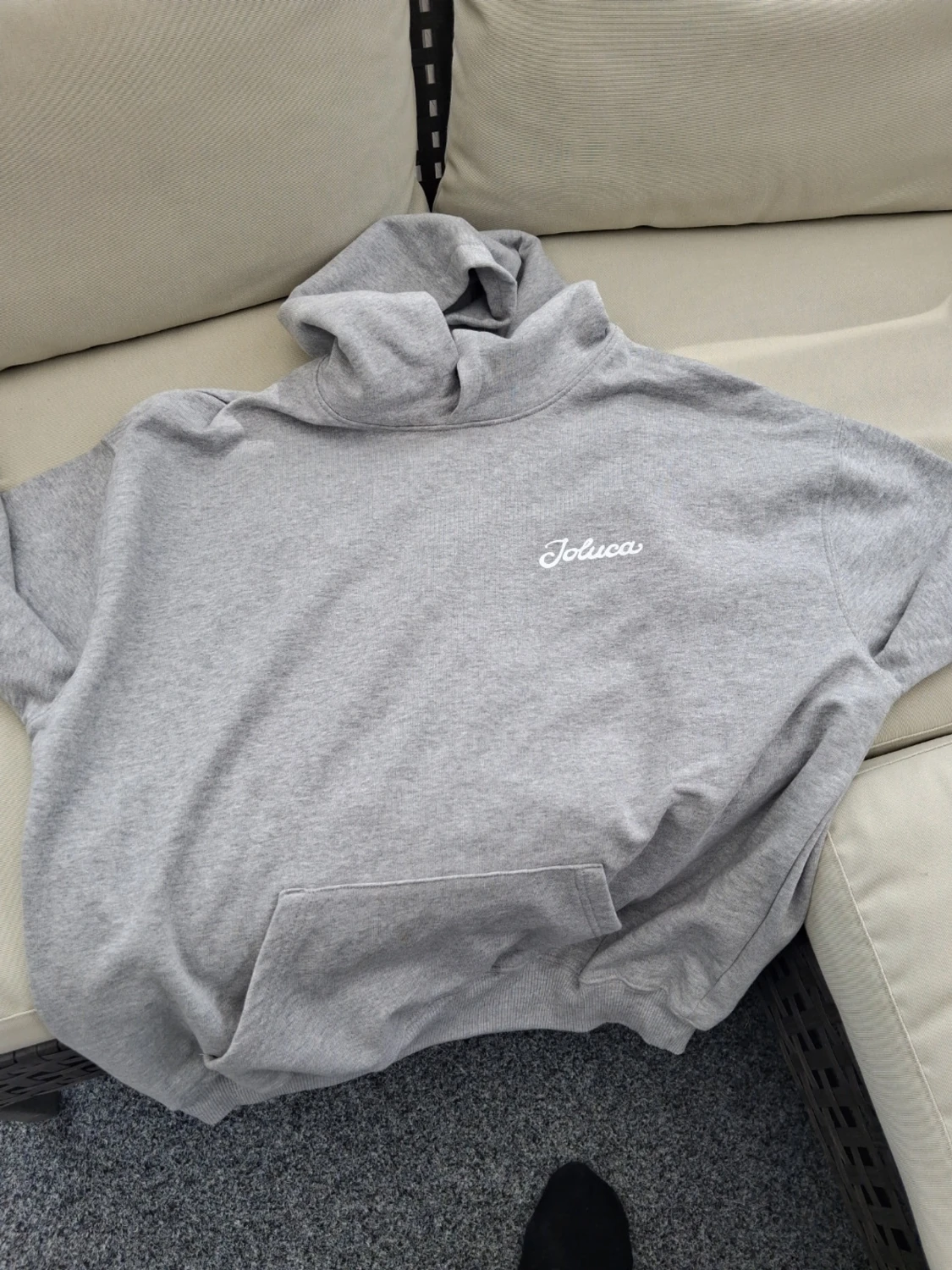 Grå hoodie med fruktmotiv från Joluca - 2