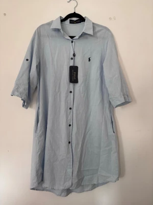Skjortklänning  - Skjortklänning från Polo Ralph Lauren   Lappen är kvar. Den är 97% linne, perfekt för sommaren!!  Säljer den då den va för stor för mig 