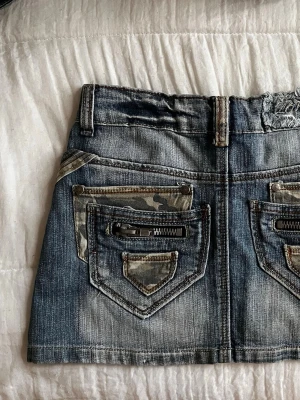 Jeanskjol - Säljer denna så fina jeanskjol! Lappen på första bilden är borttagen❣️ Midja: 35 cm Längd: 31 cm