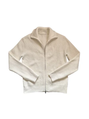 Zip upp - Snygg vit stickad tröja med dragkedja framtill och hög krage. Tröjan har ribbstickad struktur och långa ärmar, perfekt för lager-på-lager. Enkel och stilren design som passar till det mesta.