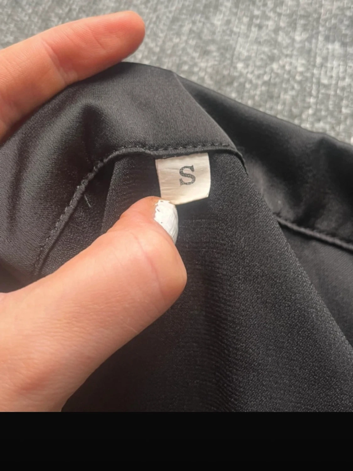 Svart satinblus med knytband - 2