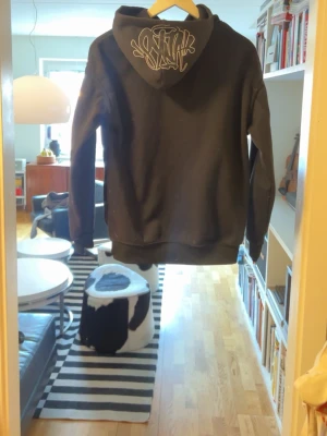Syna world hoodie - Syna world hoodie använd en gång.