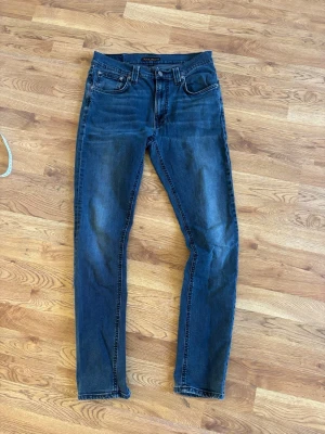 Nudie jeans lean dean - Säljer dessa riktigt schyssta mörkblåa nudie jeansen i den populära modellen lean dean, storlek W32 L32!                                      De är i mycket fint skick, inga defekter!      Hör av dig vid funderingar 😊