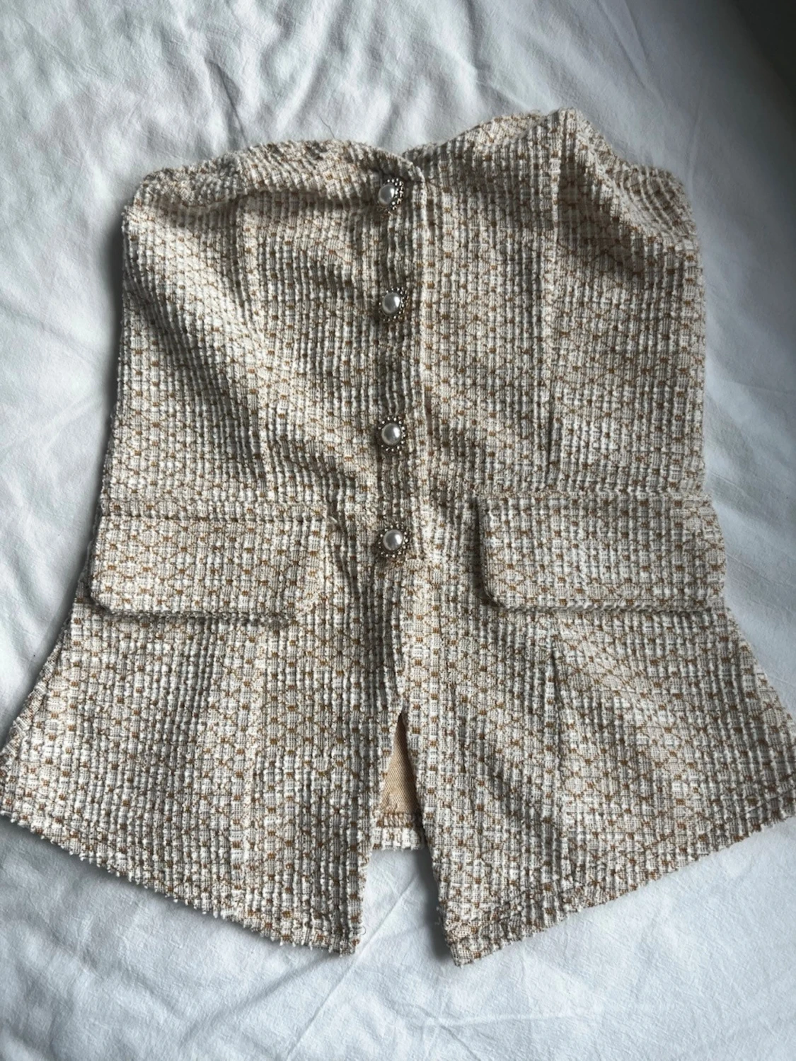 Beige korsettopp med pärlknappar