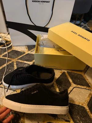 Axel Arigato sneakers - Använda EN gång, jag säljer pågrund av liten storlek. Kvitto i Mail och förpackning ingår. Köptes för mindre än en vecka sedan.