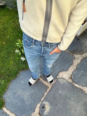 Ralph lauren jeans - Säljer nu dessa riktigt feta Polo Ralph Lauren jeans med klassisk femficksdesign och läderpatch bak i midjan. Jag är 180 och väger 67|Org pris är 1700 men säljer dem för 500| Hör av dig vid minste fundering ( pris kan gå ner vid snabb affär 😊)