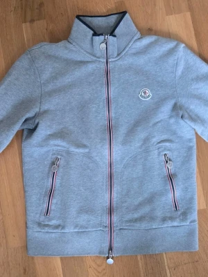 Grå zip-hoodie från Moncler - Mycket gott skick, storlek M men passar S bättre. Självklart äkta vara! 