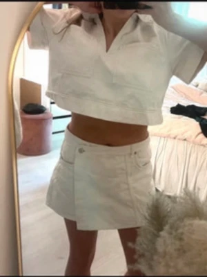 Vitt denim set - Säljer detta supersnygga set i denim, perfekt till sommaren! Toppen är från hm och byxkjolen från zara!☀️