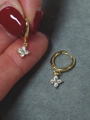 Guld hoops örhängen 18k  - Jättefina örhängen klassisk modell, helt nya från förpackningen ✨ material: Guldpläterade med Zirkon stenar! Skickas med i en liten present påse🎁                                                                       Erbjuder snabb leverans postar inom 24 timmar 