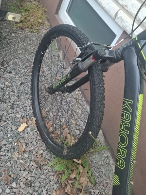 Svart och grön mountainbike Kayoba - Säljer en svart mountainbike från Kayoba med gröna detaljer och grova däck. Cykeln har robust ram, framgaffel med dämpning och tydliga märkningar på ramen. Perfekt för dig som gillar att cykla i terräng eller på grusvägar.