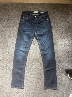 Replay groover straight fit  - Snygga mörk blåa jeans från Replay modell groover. Storlek 28/32, Inga defekter och knappt använda. Rimligt pris kan diskuteras vid snabb affär✅