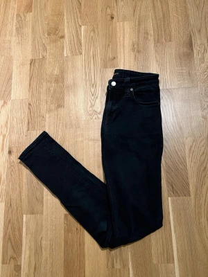 Mörkblå Nudie Jeans  - Mörkblå Nudie Jeans för män. Helt nya, inga defekter. Storlek W28/L34. Perfekta jeans för dig som vill ha stil och kvalitet. Kontakta mig om du är intresserad eller har några frågor. Priset är förhandlingsbart – passa på!