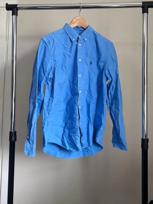 Ralph Lauren Skjorta - Skick 8/10 / Finns nån liten fläck som man knappt lägger märket till / Storlek XL men sitter om M / Pris diskuterbart / Hör av er om ni undrar något!